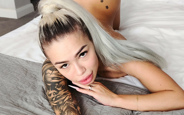 Mia Deex - Sharing The Hotel Room - Image 5